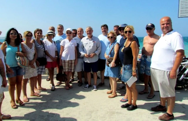 CHP Çeşme İlçe Örgütü Plajda Vatandaşları Demokrasi Mitingine Davet Etti