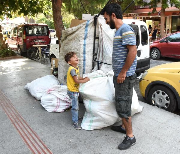 Savaşın İçinde Doğdu, Çuvalların Üstünde Uyuyor