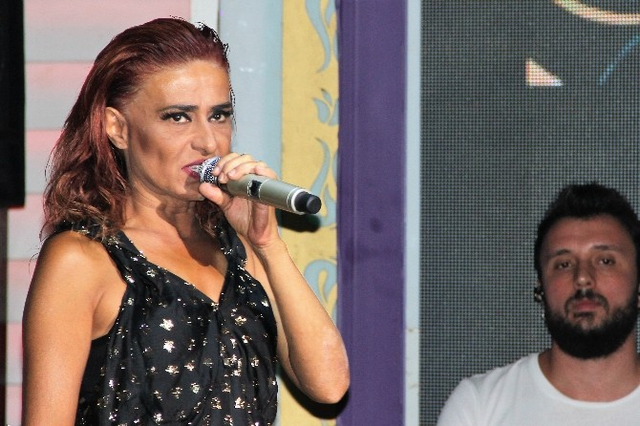 Yıldız Tilbe'nin Kollarındaki Lekeler Dikkat Çekti