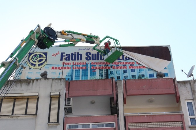 Aydın'da Cemaatin Özel Kolejinin Reklam Panoları Söküldü