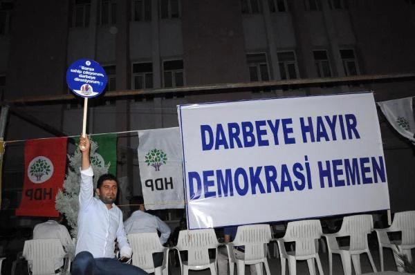 HDP ve DBP'nin, Darbeye Karşı Nöbet Çadırına Polis Baskını
