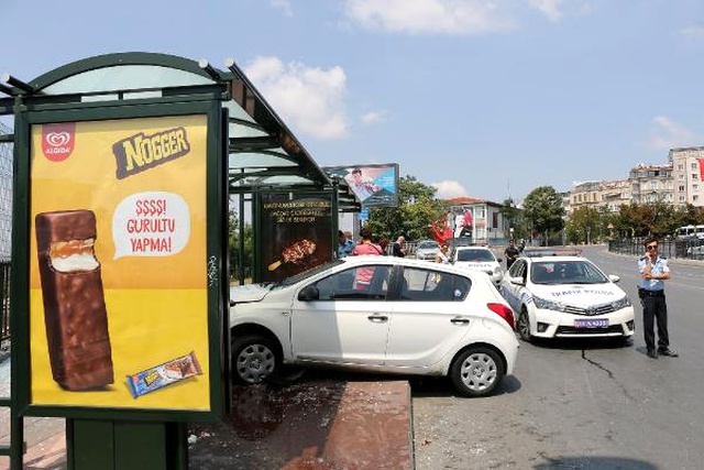 Beyoğlu'nda Yorgun Sürücü Otomobiliyle Durağa Daldı: 2 Yaralı