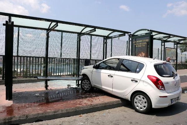 Beyoğlu'nda Yorgun Sürücü Otomobiliyle Durağa Daldı: 2 Yaralı