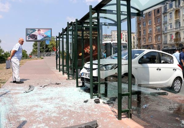 Beyoğlu'nda Yorgun Sürücü Otomobiliyle Durağa Daldı: 2 Yaralı
