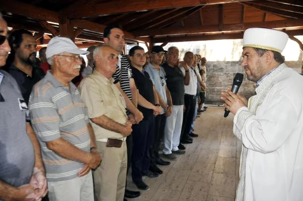 Deniz Baykal, Fenalaşan Çocukluk Arkadaşının Başından Ayrılmadı