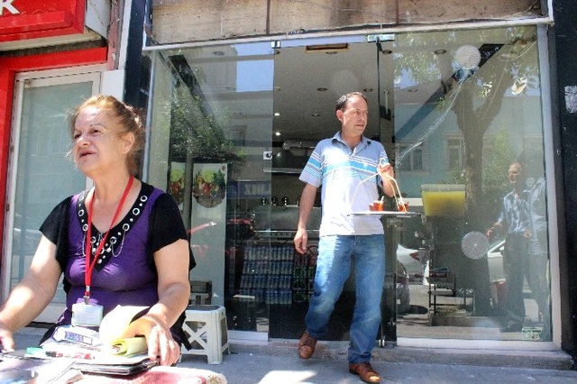 Karısının Çayı Daha Çok Beğenilince Kendisine Yeni Çay Ocağı Açtı