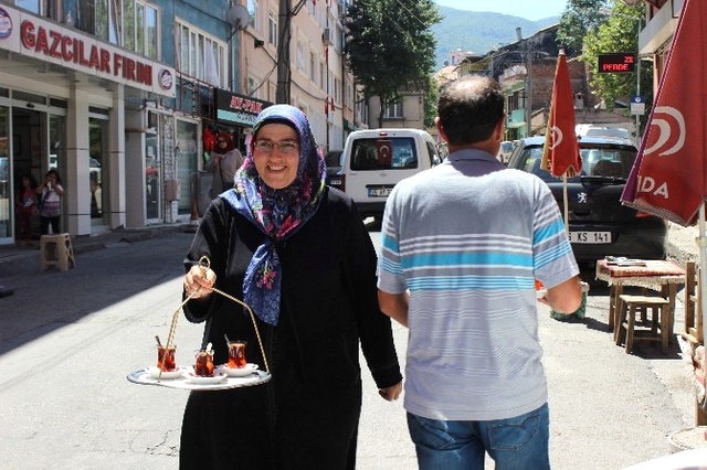 Karısının Çayı Daha Çok Beğenilince Kendisine Yeni Çay Ocağı Açtı