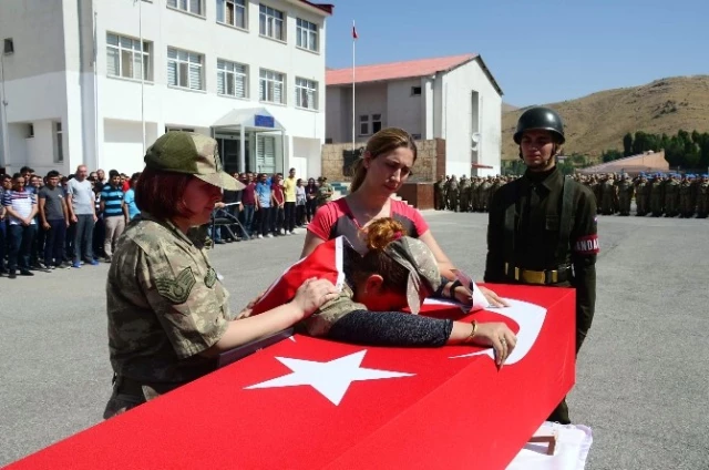 Şehit Olan Uzman Onbaşı İçin Bitlis'te Tören Düzenlendi