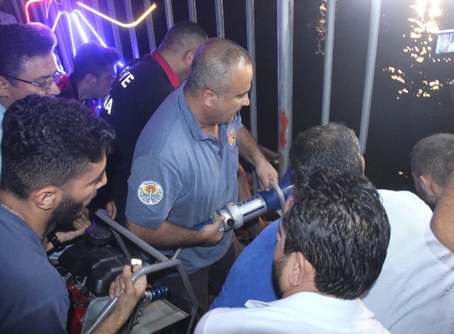 Adana'da Sulama Kanalına Düşen Adamı Kemerle Kurtarmaya Çalıştılar