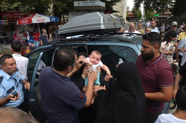 Baba Camı Kırdırtmadı! Arabada Mahsur Kalan 5 Aylık Bebek İçin Seferberlik