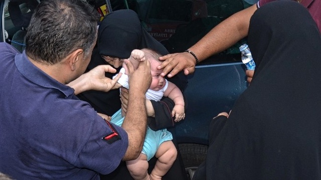 Baba Camı Kırdırtmadı! Arabada Mahsur Kalan 5 Aylık Bebek İçin Seferberlik