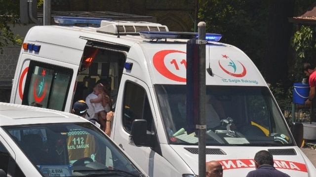Baba Camı Kırdırtmadı! Arabada Mahsur Kalan 5 Aylık Bebek İçin Seferberlik
