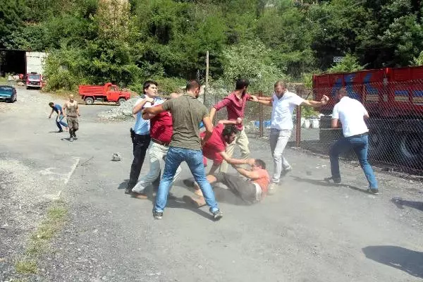 Mahalleli ve Madenciler Arasında Çıkan Kavgaya Polis Müdahale Etti