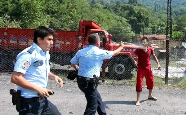 Mahalleli ve Madenciler Arasında Çıkan Kavgaya Polis Müdahale Etti