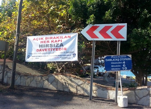 Polisten Sıcağa Karşı Pankartlı 'Hırsız' Uyarısı Açıklaması