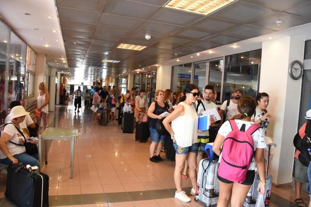 İzin Yasağı Kalktı Tatilci Memurlar, Yunan Adaları'na Gitti