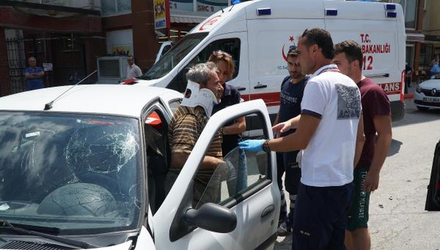 Kazada Yaralandı, Tedaviyi Reddedip Aracının Başından Ayrılmadı