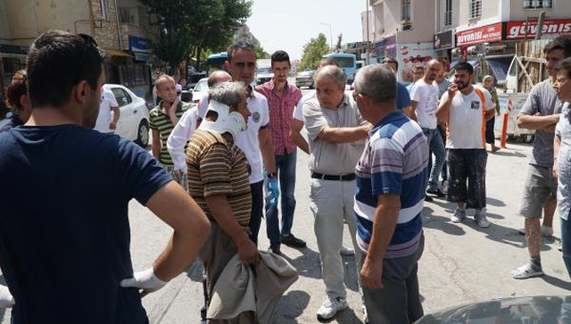 Kazada Yaralandı, Tedaviyi Reddedip Aracının Başından Ayrılmadı