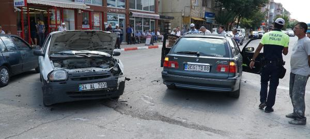 Kazada Yaralandı, Tedaviyi Reddedip Aracının Başından Ayrılmadı