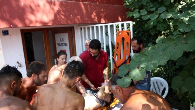 Denizde Astım Krizi Geçiren Genç Kız Az Kalsın Boğuluyordu