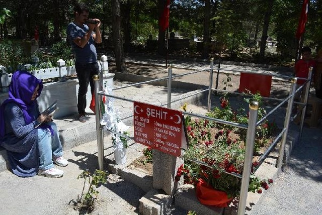 Kahraman Askerin Mezarını 100 Bin Kişi Ziyaret Etti