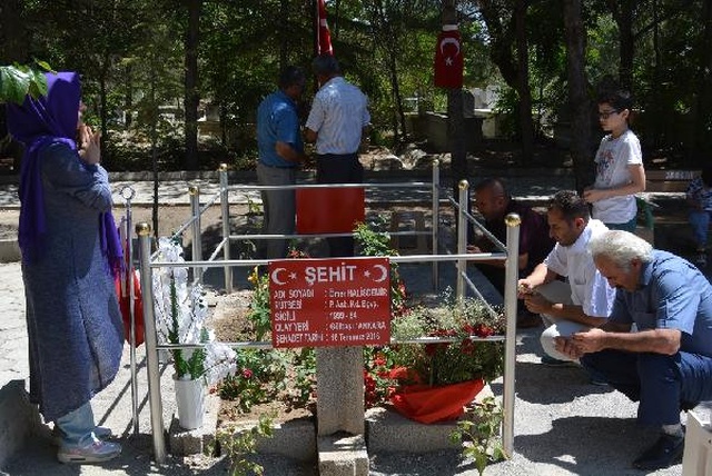 Kahraman Askerin Mezarını 100 Bin Kişi Ziyaret Etti