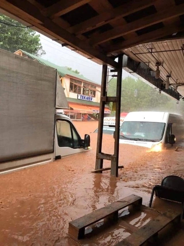 Cide'de Sel Nedeniyle Çok Sayıda Bina Çöktü