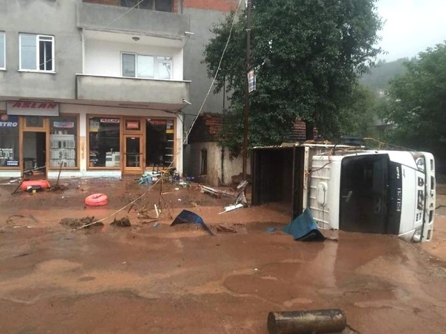 Cide'de Sel Nedeniyle Çok Sayıda Bina Çöktü