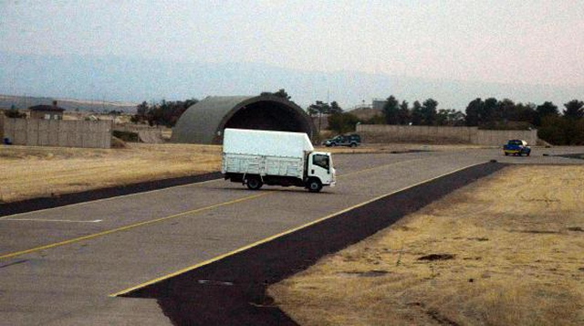 Diyarbakır'da İzinsiz Kalkış Olmasın Diye Uçak Pistlerine Araçlar Park Edilmiş
