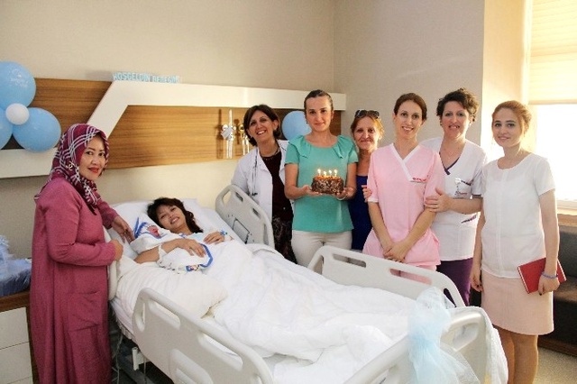 Endonezya'da Sıtmaya Yakalandı, Tedavi Olduğu Doktora Aşık Olup Evlendi