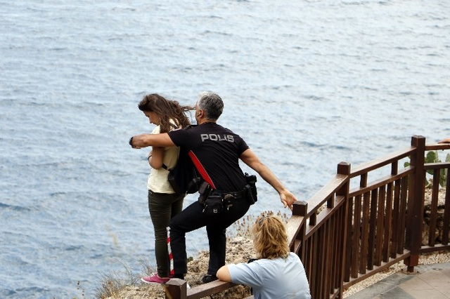 Polisin Uzattığı Elle Ölümden Döndü