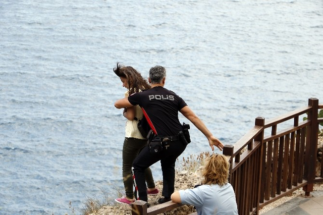 Polisin Uzattığı Elle Ölümden Döndü