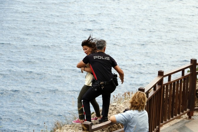 Polisin Uzattığı Elle Ölümden Döndü