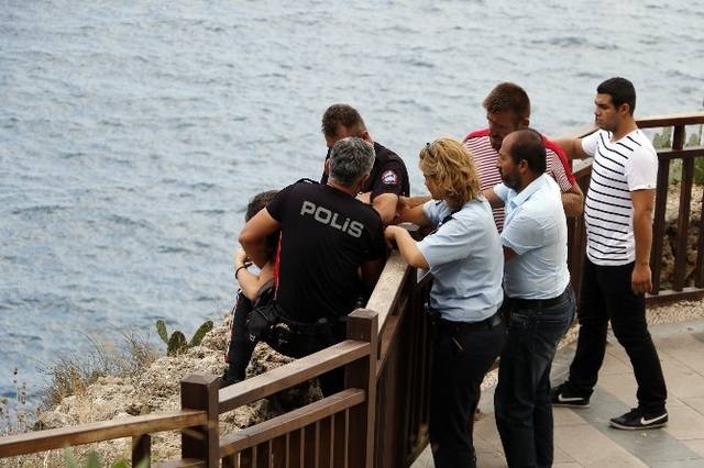 Polisin Uzattığı Elle Ölümden Döndü