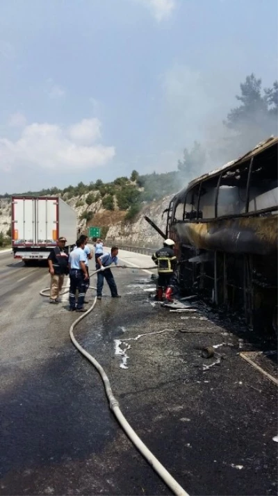 Yolcu Otobüsü Seyir Halindeyken Yandı