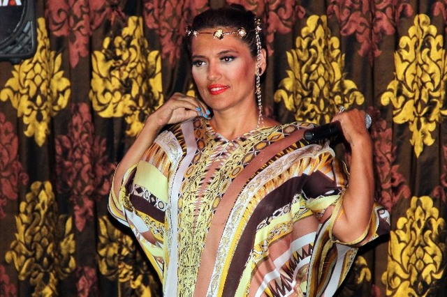 Demet Akalın Gece Kulübüne Gelenleri Uyardı Açıklaması