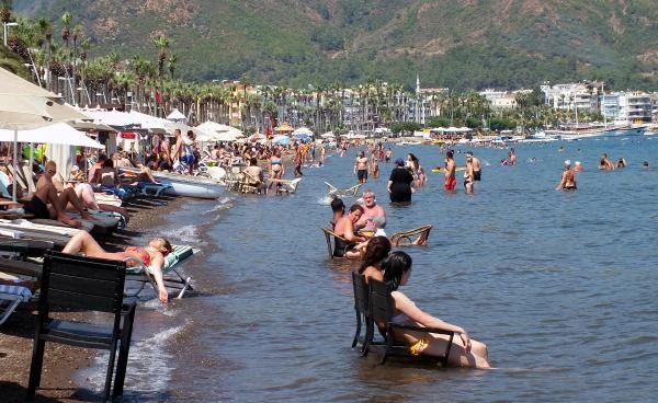 Marmaris'te Rezervasyon Patlaması! Sokakta ve Sahilde Yatmak Zorunda Kalabilirsiniz