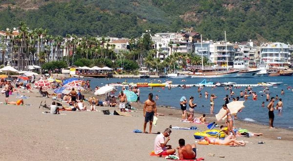 Marmaris'te Rezervasyon Patlaması! Sokakta ve Sahilde Yatmak Zorunda Kalabilirsiniz