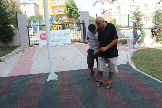 Evlat Edindiği Otizmli Oğlu İçin Engelsiz Okul Yaptırdı