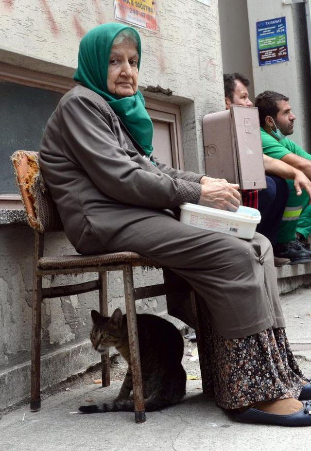Çöplük Haline Dönen Evinin Temizlenmesini Kedisiyle İzledi