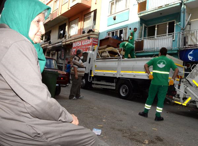 Çöplük Haline Dönen Evinin Temizlenmesini Kedisiyle İzledi