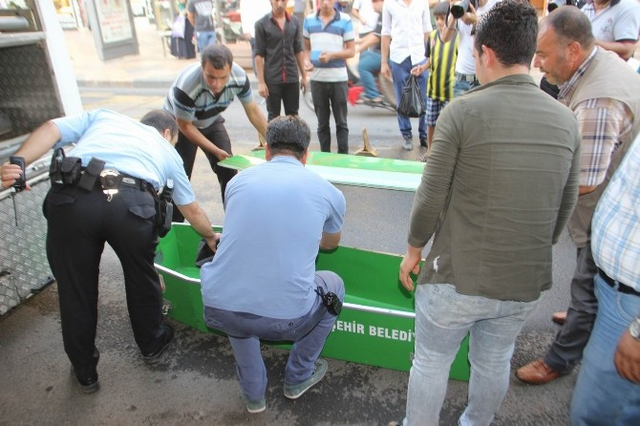 Genç Kadın, Doğurduğu Bebeği Poşete Koyup Odunluğa Attı