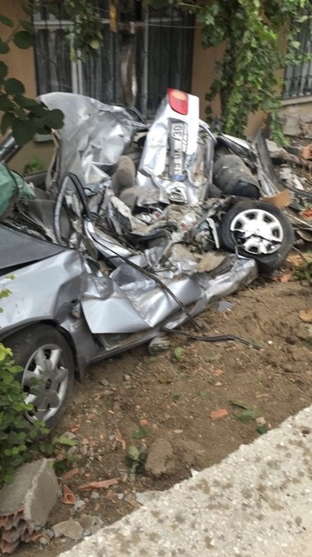 Kontrolden Çıkan Kamyon 5 Araca Çarpıp, Bahçe Duvarına Çarparak Durabildi