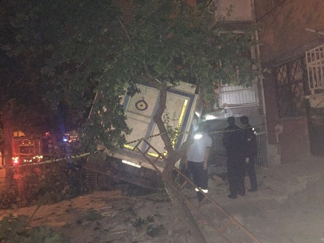 Kontrolden Çıkan Kamyon 5 Araca Çarpıp, Bahçe Duvarına Çarparak Durabildi