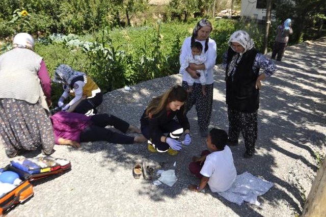 Minik Hatice, Kazada Yaralanan Annesinin Başında Ağladı