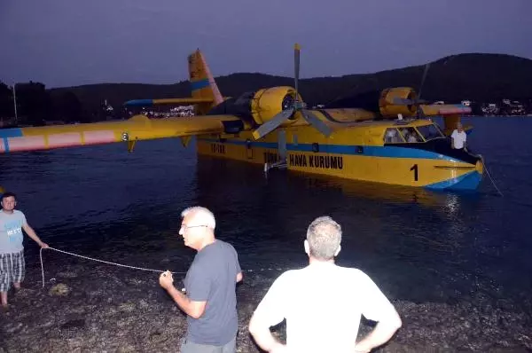Yangın Söndürme Uçağı, Denizin Ortasında Kaldı