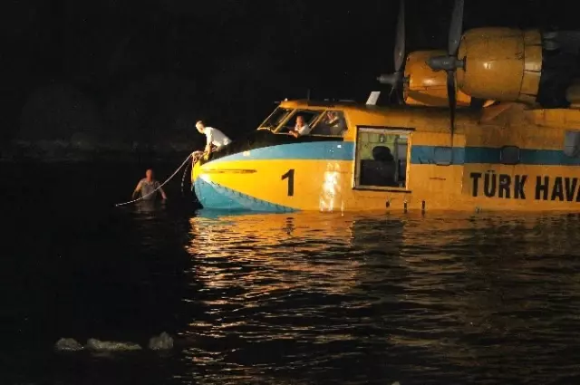 Yangın Söndürme Uçağı, Denizin Ortasında Kaldı