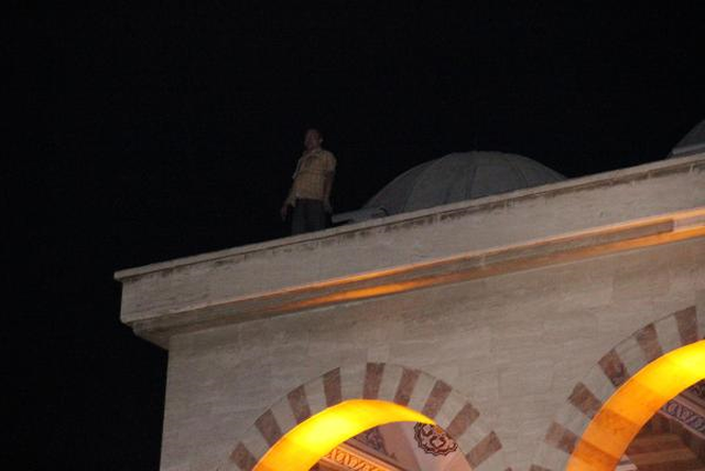 İntihar İçin Caminin Çatısına Çıktı, Sonra Darbeyi Protesto Etti