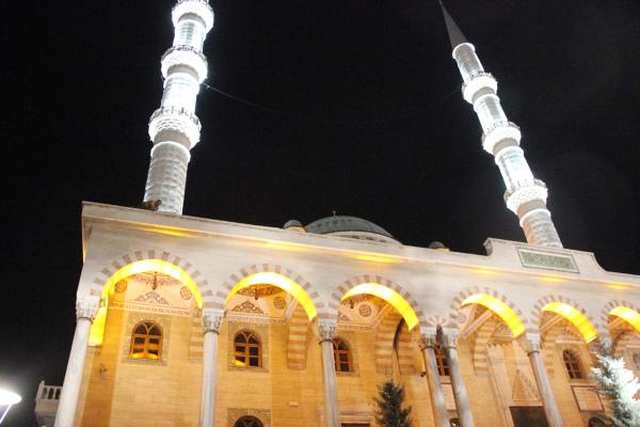 İntihar İçin Caminin Çatısına Çıktı, Sonra Darbeyi Protesto Etti