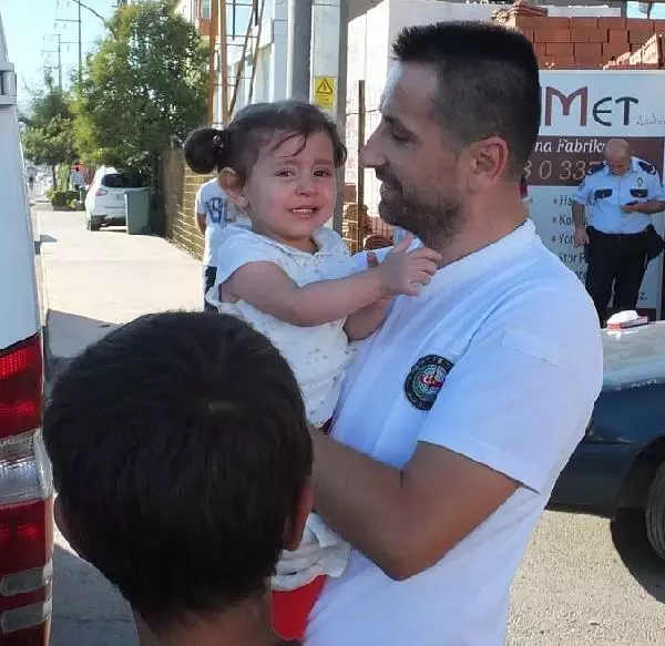 Kazanın Şokuyla Ağlayan Küçük Kızları Polis Sakinleştirdi